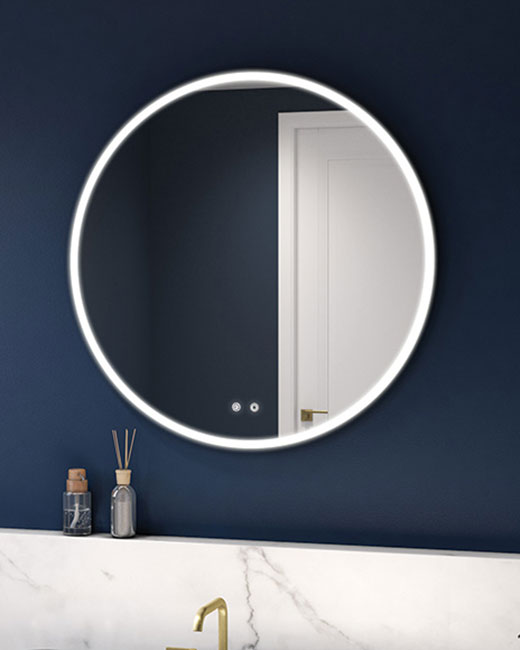 un miroir rond éclairé fixé au mur.